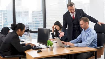 Boss : कर्मचाऱ्याने वैतागून दिला राजीनामा, बॉस इतका संतापला की फोडले डोकं, मग पुढे काय झाले..