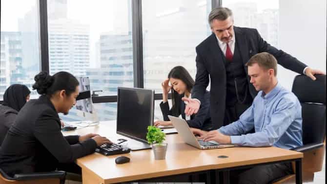 Boss : कर्मचाऱ्याने वैतागून दिला राजीनामा, बॉस इतका संतापला की फोडले डोकं, मग पुढे काय झाले..