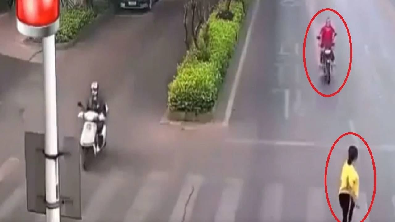VIDEO : भररस्त्यात थांबली महिला, समोरुन भरधाव बाईक आली अन्...