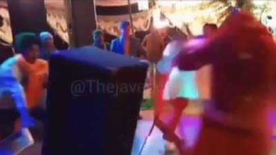 DJ अंगावर पडला! नवरदेव नवरी डान्स करणार एवढ्यात...धक्कादायक व्हिडीओ!