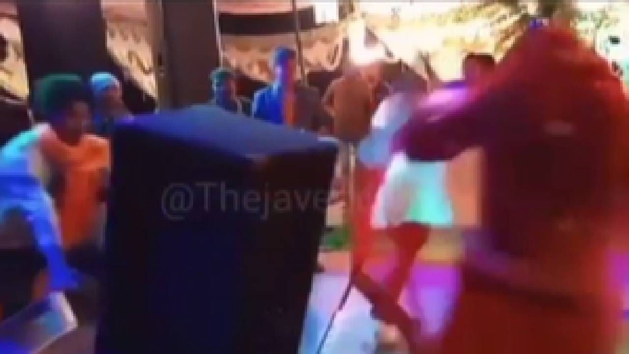 DJ अंगावर पडला! नवरदेव नवरी डान्स करणार एवढ्यात...धक्कादायक व्हिडीओ!