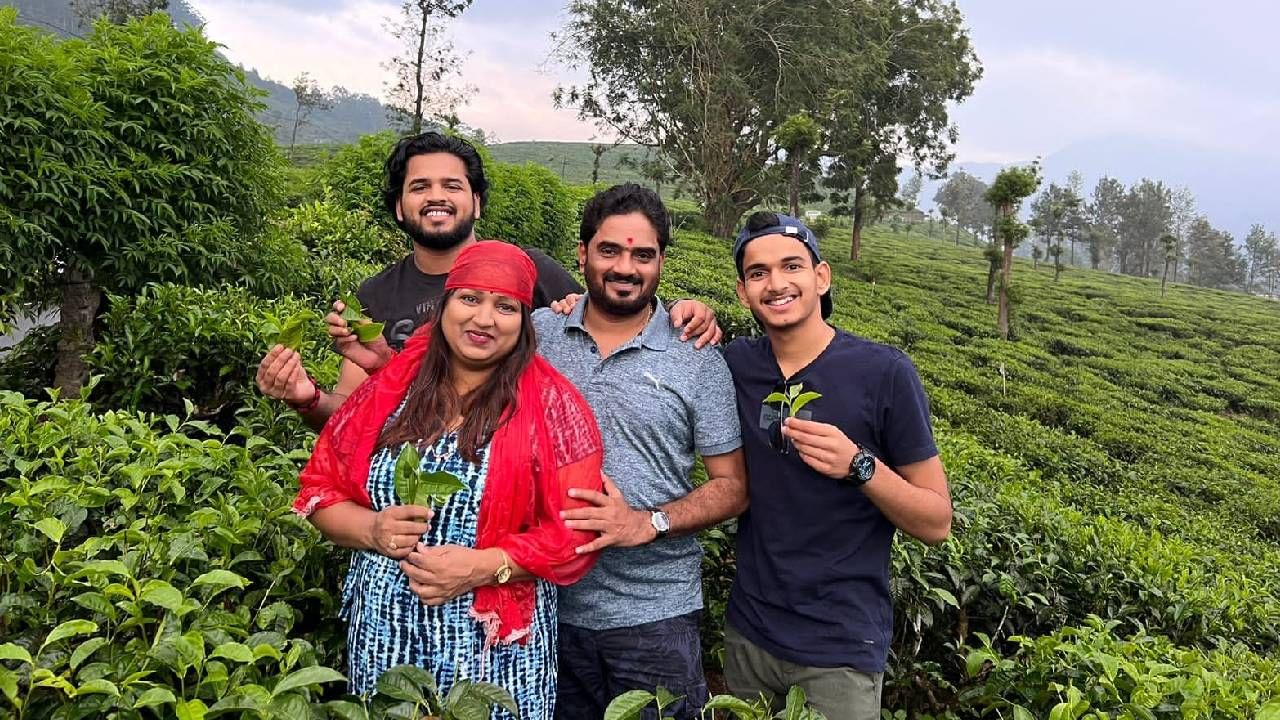 "कुटुंबीयांसोबत निसर्गरम्य केरळला भेट! केरळ, आदी शंकराचार्यांची ही जन्मभूमी आहे. निसर्गाने नटलेली ही पवित्र भूमी अप्रमित आहे. राजकारणाच्या धकाधकीतून जरा दोन निवांत क्षण कुटुंबासमवेत घालवण्यासाठी मी सहकुटुंब केरळला आलो आहे. मुनार, टेकडी आणि कोचीनचं सौंदर्य अद्वितीय आहे", असं कॅप्शन योगेश टिळेकर यांनी आपल्या फोटोना दिलं आहे.