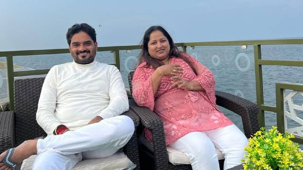 "आलेप्पी किंवा आलप्पूझा हा केरळ मधिल लोकप्रिय समुद्र किनारा... एक आनंददायी अनुभव देणारी हाऊसबोट यात्रा... याच बोट मध्ये हॉटेलची सुद्धा वेवस्था असते. निसर्गाचा हा अनुभव घेताना काही निवांत क्षण...", असं कॅप्शन देत टिळेकर यांनी समुद्रकिनाऱ्यावरचे फोटो शेअर केलेत.