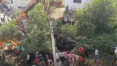 धक्कादायक! बायकोला कार शिकवू लागला, गाडी थेट विहिरीत, पत्नी, नवरा, मुलगी...