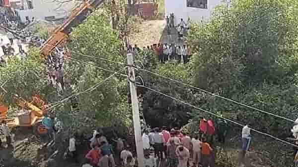 धक्कादायक! बायकोला कार शिकवू लागला, गाडी थेट विहिरीत, पत्नी, नवरा, मुलगी...