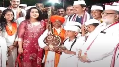 पंढरपुरात वारकऱ्यांकडून फडणवीस दाम्पत्याचं स्वागत, दोघांनीही दिंडीत खेळली फुगडी