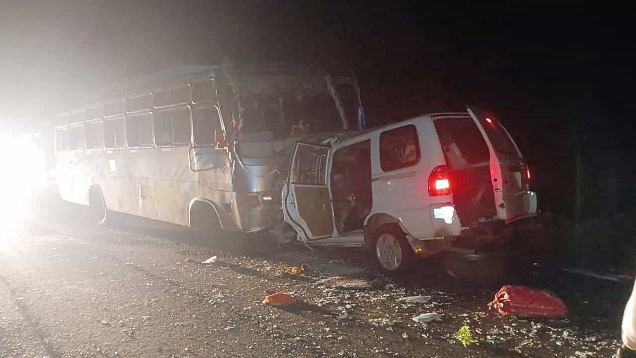 महिन्याभरानंतर घरी चालले होते, पण काळाने झडप घातली; चालकाला डुलकी लागली अन् 11 मजूर जीवानिशी गेले