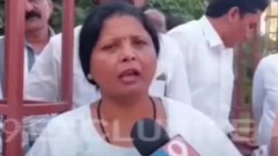 सुषमा अंधारे के. पी. प्राईड हॉटेलमध्ये नजरकैदेत, साध्या वेशातील पोलीस हॉटेलबाहेर तैनात