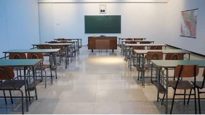 School : कोरोनाच्या दुसऱ्या लाटेत देशातील इतक्या हजार शाळांनी तोडला दम, शिक्षकांच्या नोकरीवर आली गदा, विद्यार्थी शाळेतून झाले बेदखल..