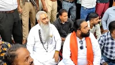 पोलिसांसमोरच शिवसेनेच्या नेत्यावर गोळ्या झाडल्या, सगळी घटना सीसीटीव्हीत कैद्य...