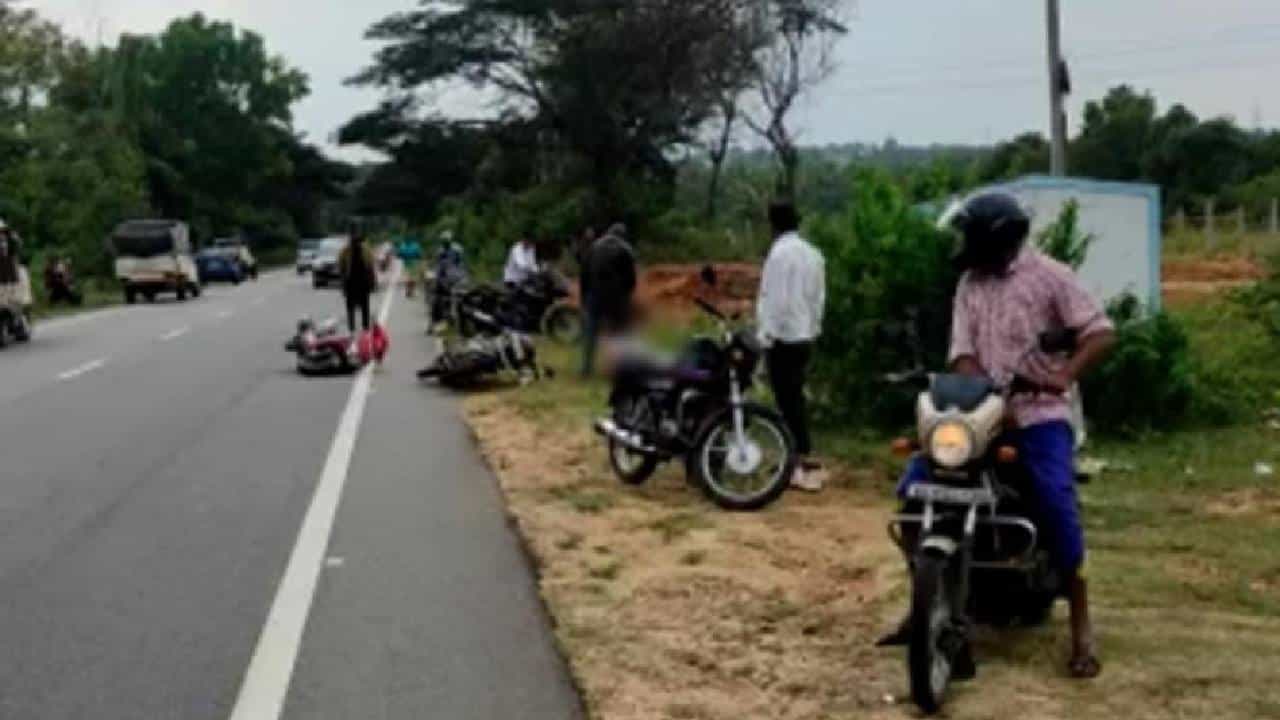 गंभीर जखमी व्यक्तीची मदतीसाठी याचना, लोक मात्र व्हिडिओ बनवण्यात गुंग