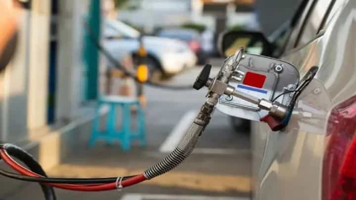 पुणेकरांनो वाहनं बाहेर काढताना जपून! 40 सीएनजी पंप चालकांचा दोन दिवसांपासून संप, काय आहे कारण? पुणेकरांनो वाहनं बाहेर काढताना जपून! 40 सीएनजी पंप चालकांचा दोन दिवसांपासून संप, काय आहे कारण?