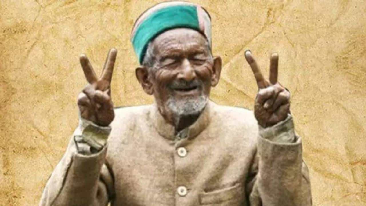 Voter: स्वतंत्र भारताच्या पहिल्या मतदाराने घालून दिला हा आदर्श, जगाचा घेतला निरोप, पण बजावले कर्तव्य..