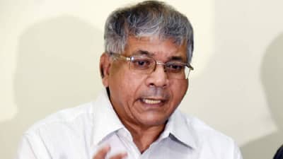 हा तर मागच्या दारानं मनुस्मृती आणण्याचा प्रयत्न; आर्थिक आरक्षणावर प्रकाश आंबेडकर यांची टीका