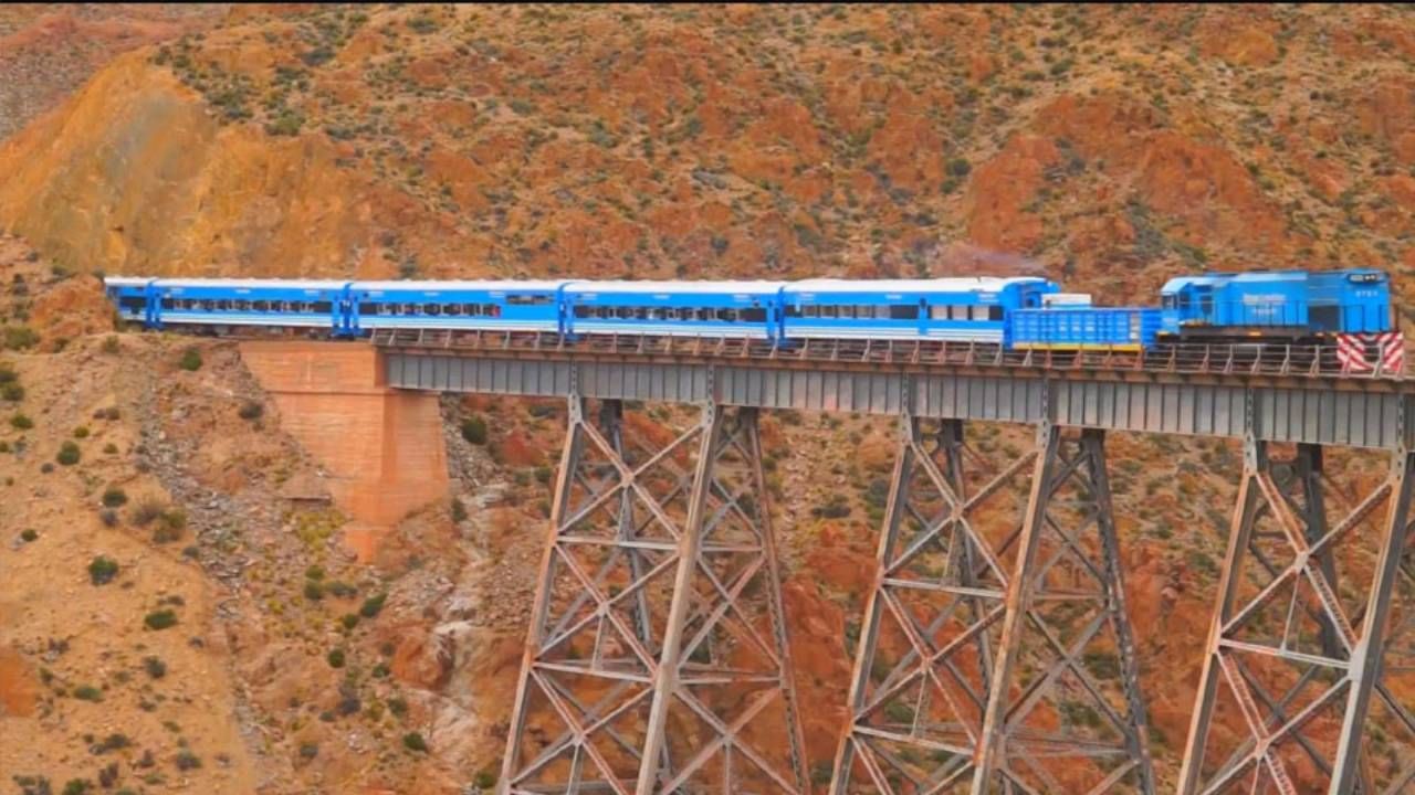 जगातली सर्वात लांब रेल्वे! प्रवाशांसाठी एकही सीट नाही, 20 तासांत सुमारे 704 किलोमीटरचा प्रवास करते जगातली सर्वात लांब रेल्वे! प्रवाशांसाठी एकही सीट नाही, 20 तासांत सुमारे 704 किलोमीटरचा प्रवास करते