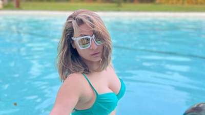 कोमोलिकाचा बिकिनीत हॉट अंदाज; वयावरून कमेंट करणाऱ्यांना दिलं सडेतोड उत्तर