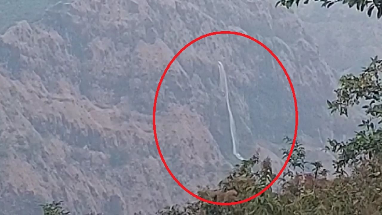 सह्याद्रीच्या डोंगररांगांमध्ये संकट घोंघावतंय? कोयना धरणाच्या कॅनलमधून पाण्याची गळती, लाखो लीटर पाणी वाया सह्याद्रीच्या डोंगररांगांमध्ये संकट घोंघावतंय? कोयना धरणाच्या कॅनलमधून पाण्याची गळती, लाखो लीटर पाणी वाया