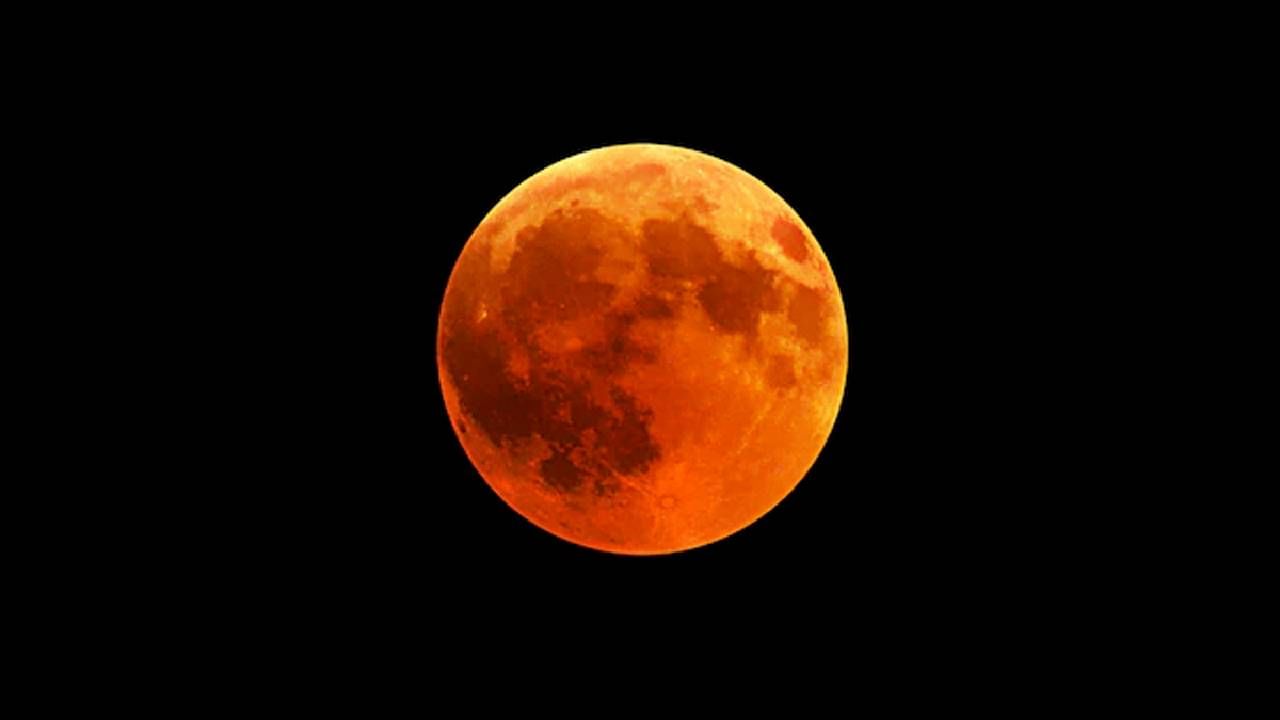 Lunar eclipse 2022: ग्रहणानंतर करा राशीनुसार दान, मनोकामना होतील पूर्ण Lunar eclipse 2022: ग्रहणानंतर करा राशीनुसार दान, मनोकामना होतील पूर्ण