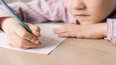 ताप चढलाय, नाक वाहतंय, 2-4 दिवसांची सुटी द्या, शाळा बंद थोडी पडतेय? विद्यार्थ्याचा रजेचा अर्ज पाहिला?