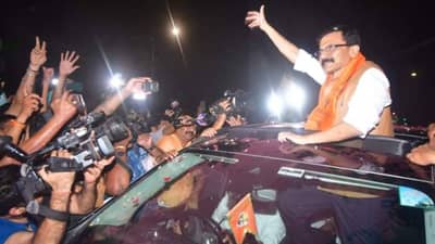 संजय राऊत यांची तब्येत कशी आहे?; हातातील घड्याळ दाखवून राऊत म्हणाले...