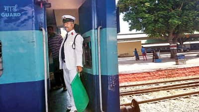 Railway Rule : काम तर नाही बदलले, पण नावात झाला बदल, रेल्वे कर्मचाऱ्यांना मनात फील गुड..