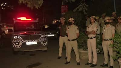 JNU मध्ये पुन्हा राडा, दोन गटात जोरदार हाणामारी, कॅम्पसमध्ये पोलिसच पोलीस...