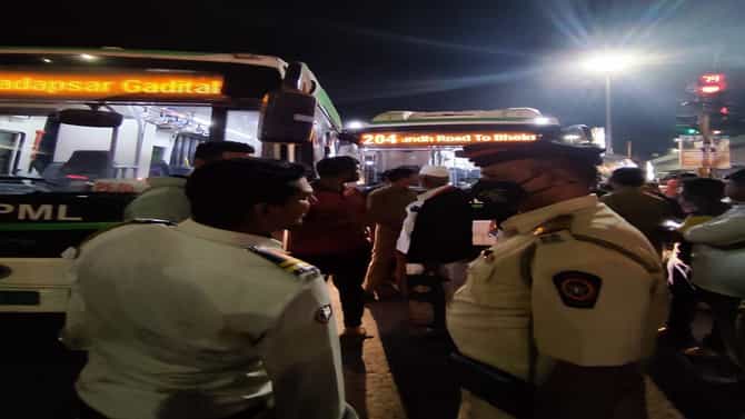 पुण्यात दोन बसची टक्कर, एकमेकांना घासल्या गेल्या, काचा फुटल्या आणि...