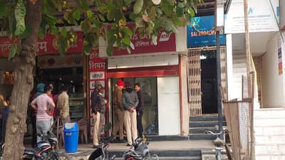 गॅस कटरनं एटीएम फोडनं सुरू होतं... चोरांचा प्लॅन यशस्वी होत आला होता...पण जीव वाचवत सगळं सोडून पळावं लागलं