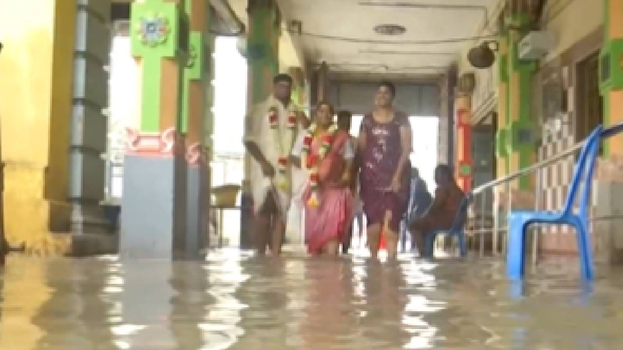 पावसामुळे लग्नाला उशीर झाला, वधू वर छत्री घेऊन मंदिरात! पावसामुळे लग्नाला उशीर झाला, वधू वर छत्री घेऊन मंदिरात!
