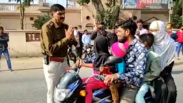 अखेर पोलिसांनी हात जोडले! नियम पाळा म्हणून सांगून थकले...