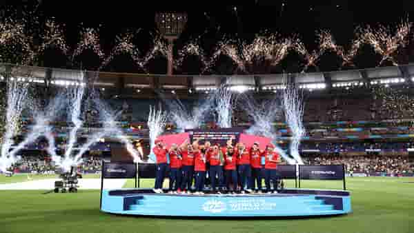 T20 WC: जॉस बटलरने सेलिब्रेशन दरम्यान 2 खेळाडूंना स्टेजवरून खाली उतरवले, व्हिडिओ व्हायरल