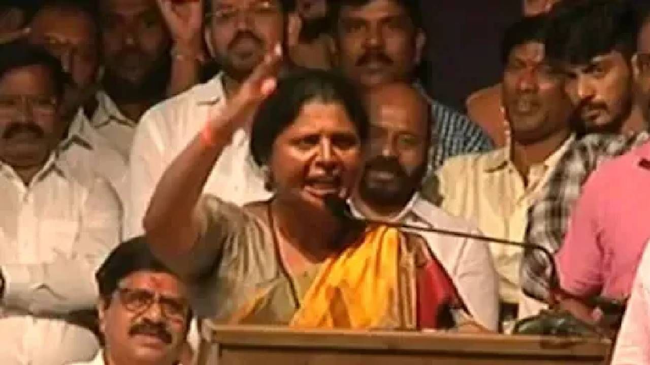 घराणेशाहीवरुन आदित्य-राहुल गांधींचा सगळा प्रवासच अंधारेंनी मांडला, वारसाहक्कावरुन त्या म्हणाल्या... घराणेशाहीवरुन आदित्य-राहुल गांधींचा सगळा प्रवासच अंधारेंनी मांडला, वारसाहक्कावरुन त्या म्हणाल्या...