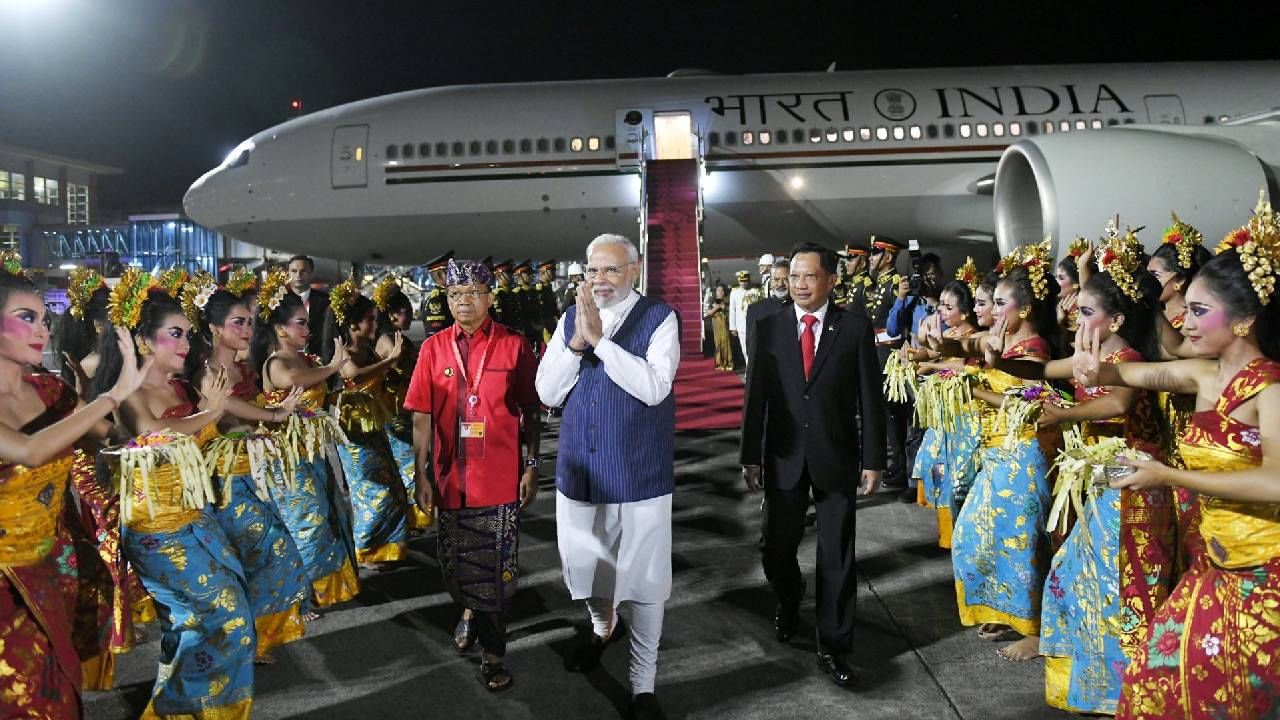 G20 शिखर परिषदेसाठी पंतप्रधान नरेंद्र मोदी सध्या इंडोनिशियामध्ये आहेत. इंडोनेशियाच्या बाली शहरात G20 शिखर परिषद होतेय.यात अन्य देशाच्या प्रमुखांसह पंतप्रधान नरेंद्र मोदीदेखील सहभागी झाले आहेत. 
