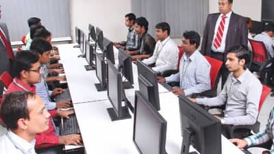 IAS Officer अवनीश शरण म्हणतात, भारतात लाखो लोक रोज ऑफिसला जातात, तिथे पूर्ण वेळ देतात पण...