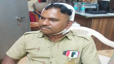 स्कूटी बाजूला करण्यासाठी हॉर्न वाजवला, टोळक्याकडून बसची तोडफोड