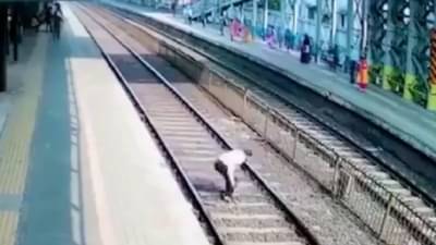 अरे काय! आयुष्याची किंमत काय तुमच्या बुटा एवढी आहे का? मरता मरता वाचला हा माणूस