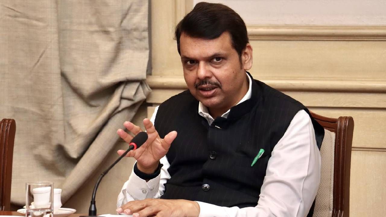 राहुल गांधी यांना सावरकर यांचा 'स'सुद्धा माहीत नाही, देवेंद्र फडणवीस यांची टीका राहुल गांधी यांना सावरकर यांचा 'स'सुद्धा माहीत नाही, देवेंद्र फडणवीस यांची टीका