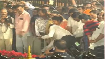 मुख्यमंत्र्यांच्या अभिवादानंतर ठाकरे गटाकडून बाळासाहेब ठाकरेंच्या स्मृतीस्थळाचं गोमूत्र शिंपडत शुद्धीकरण