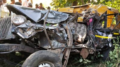 टॅक्सी-ट्रकची भीषण धडक; तिघांचा मृत्यू तर सहाजण गंभीर जखमी