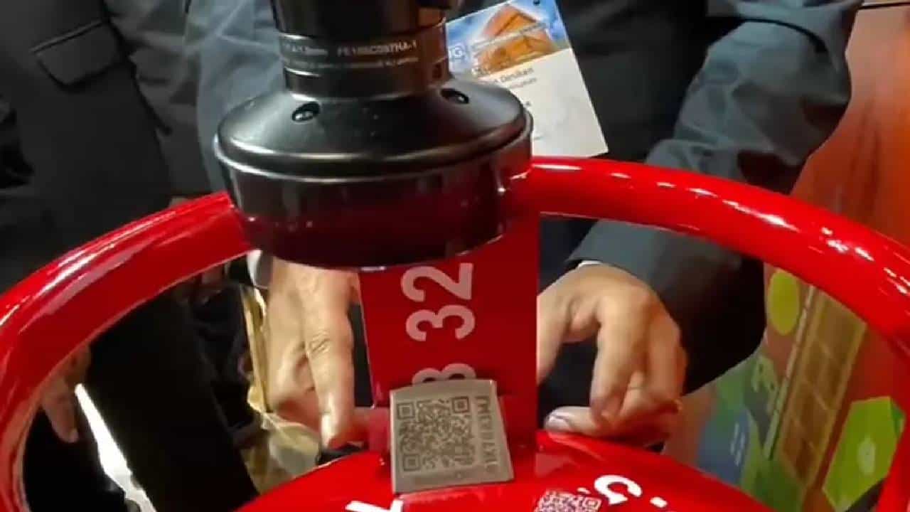 Cylinders : गॅस सिलेंडरवर QR Code, काय होईल साध्य नि कसे करेल काम? फायद्याचे गणित काय..