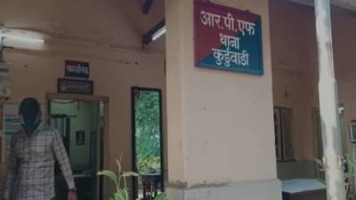 सोलापूरमध्ये पोलीस ठाण्यातच पोलिसाने स्वत:वर गोळी झाडली, कारण अद्याप अस्पष्ट