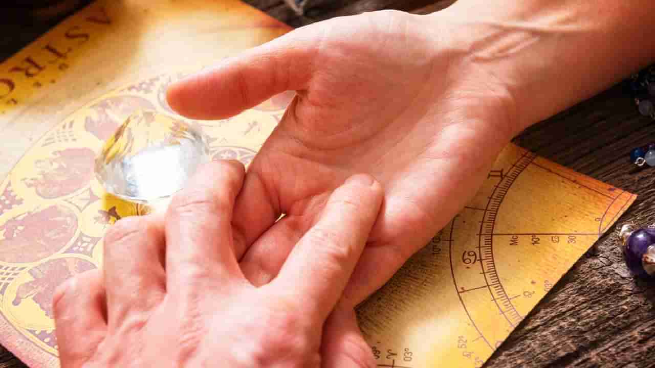 Palmistry: तळहातावरील या रेषा देतात सुखी जीवनाचे संकेत, जाणून घ्या हस्तरेषेबद्दल इतरही माहिती