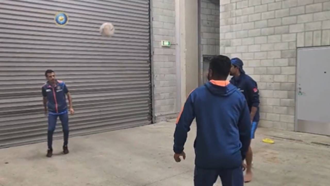 IND vs NZ: क्रिकेट ऐवजी टीम इंडिया-न्यूझीलंडच्या खेळाडूंनी दाखवलं फुटबॉल कौशल्य, पहा VIDEO