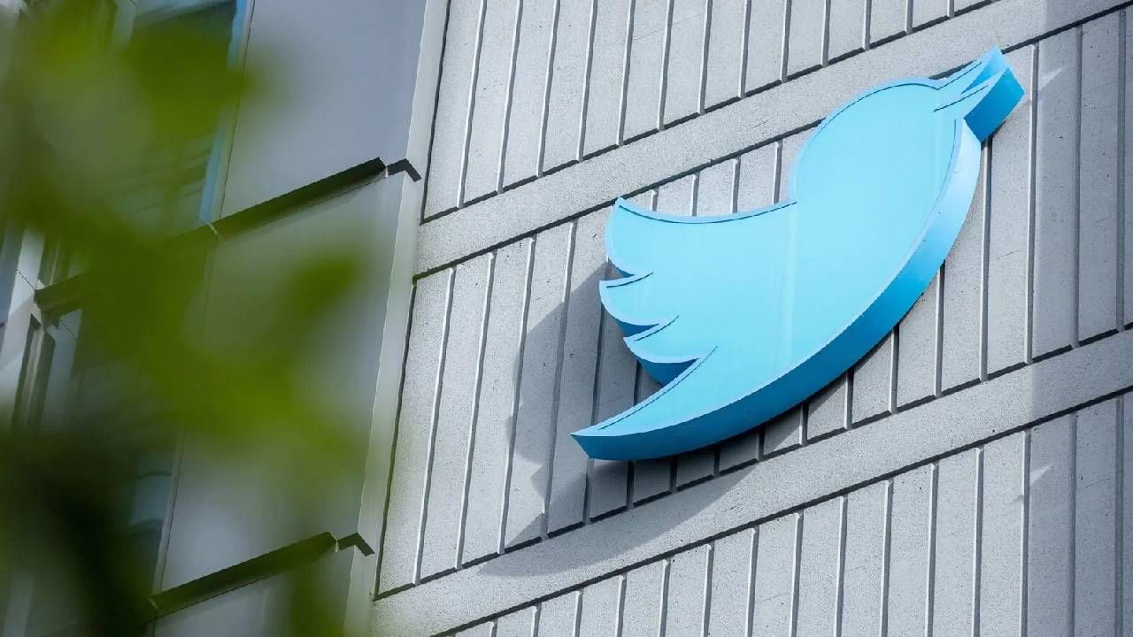 Twitter : ट्विटर कर्मचाऱ्यांनीच मस्क यांना टाकली गुगली! दुपारनंतर ऑफिसच झाले बंद.. Twitter : ट्विटर कर्मचाऱ्यांनीच मस्क यांना टाकली गुगली! दुपारनंतर ऑफिसच झाले बंद..