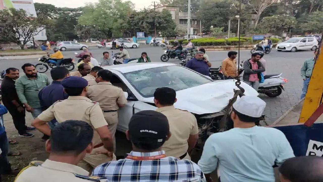 अखेर मद्यधुंद 'कार' नामा करणाऱ्या चालकावर गुन्हा दाखल, चौघांना उडवत रंगला होता थरार अखेर मद्यधुंद 'कार' नामा करणाऱ्या चालकावर गुन्हा दाखल, चौघांना उडवत रंगला होता थरार