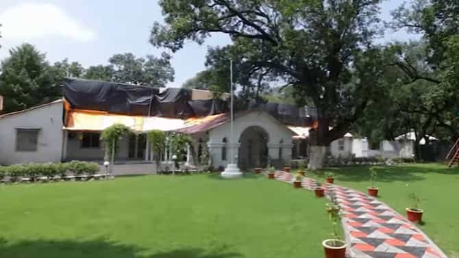 IPS Officer ने दाखवला आपला आलिशान सरकारी बंगला, Video