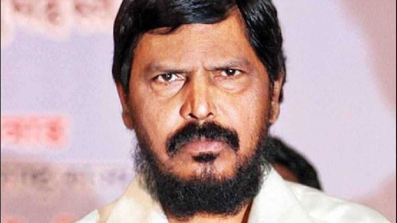 राहुल गांधी यांनी भारत जोडण्यापेक्षा काँग्रेसला जोडण्याचं काम करावं, रामदास आठवले यांचा सल्ला