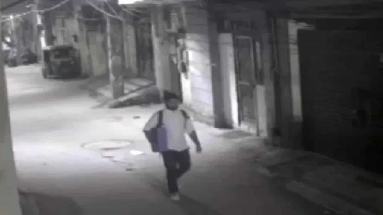 Shraddha Murder Case : डोकं, धड आणि हाताची बोटं... सीसीटीव्ही कॅमेऱ्यात काय काय?; श्रद्धाच्या हत्येचा गुंता सुटणार?