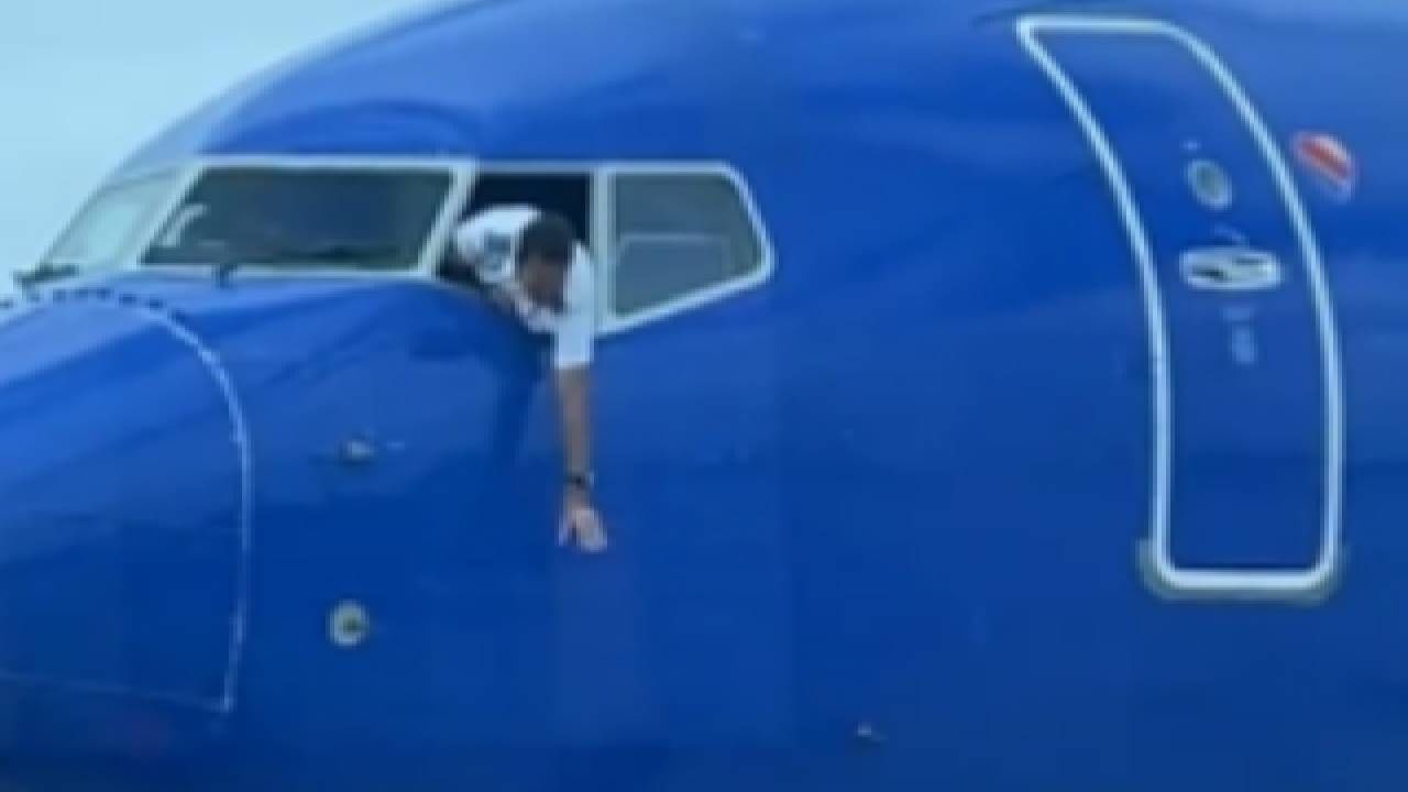 अचानकच हा पायलट खिडकीतून खाली डोकावला, कारण वाचून तुम्हालाही धक्का बसेल