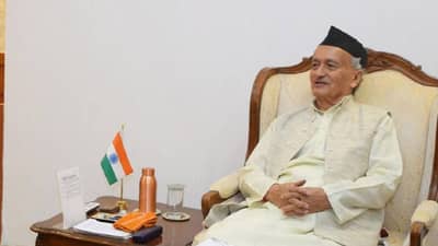 राज्यपालांना दोन चार पुस्तकं अभ्यासासाठी द्या, ठाकरे गटाच्या नेत्याने साधला निशाणा